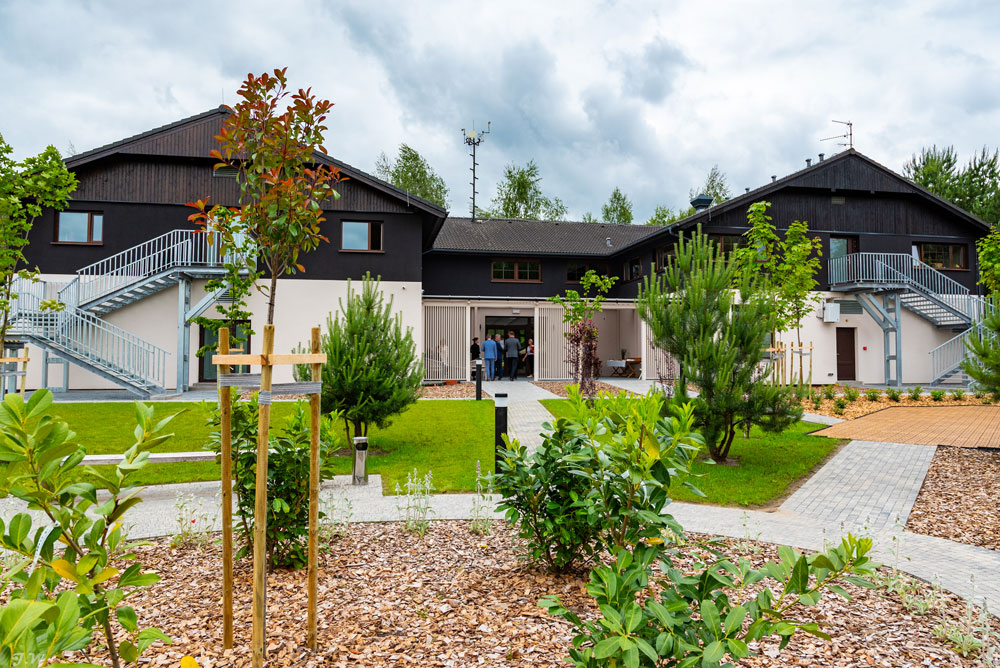 Widok z ogrodu domu seniora z rehabilitacją w Dębogórze w Puszczy Zielonce