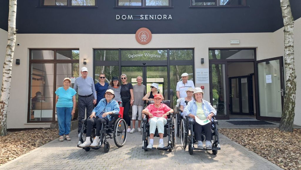 Spacerowicze w otoczeniu zieleni – spotkanie z legendą w ramach cyklu Puszcza Zielonka.
