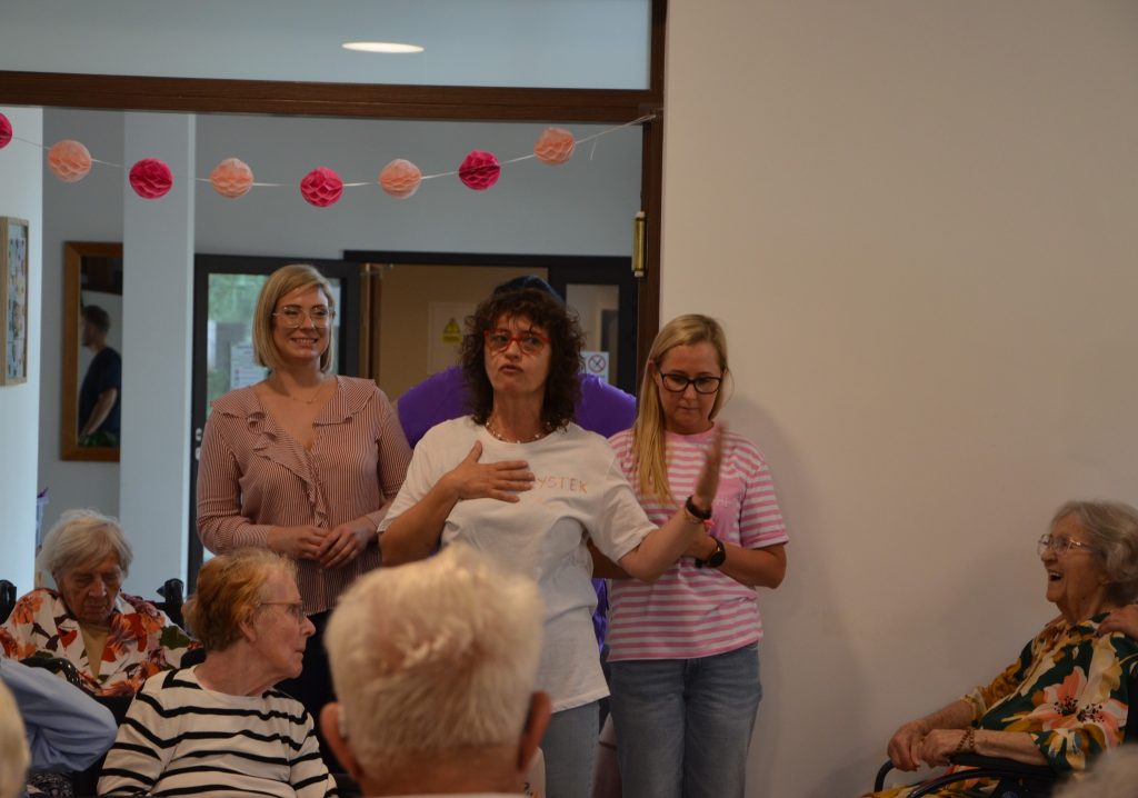 Zespół organizacyjny festynu podczas przemowy do uczestników wydarzenia.