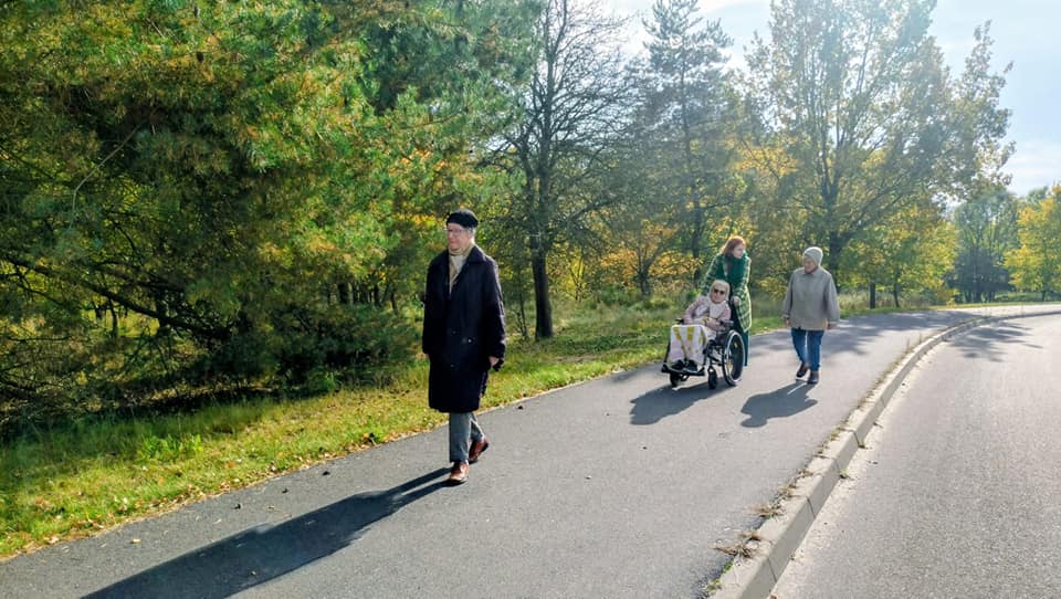 Pensjonariusze Domu Seniora w Dębogórze koło Poznania na spacerze