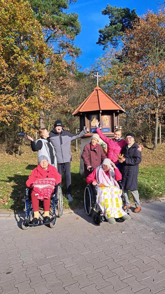 Seniorzy z Domu Opieki Dębowe Wzgórze podczas jesiennego spaceru w Puszczy Zielonce – aktywność na świeżym powietrzu w otoczeniu natury